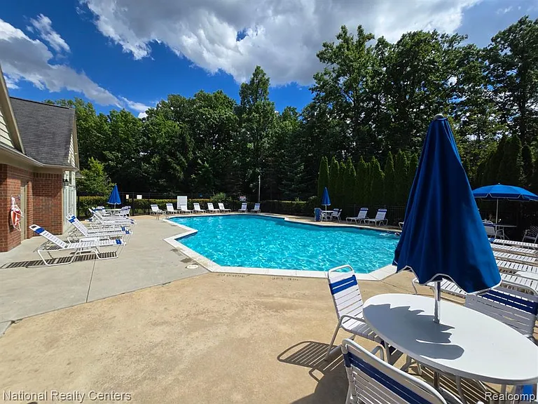 4058 Radcliff Dr — Photo 2