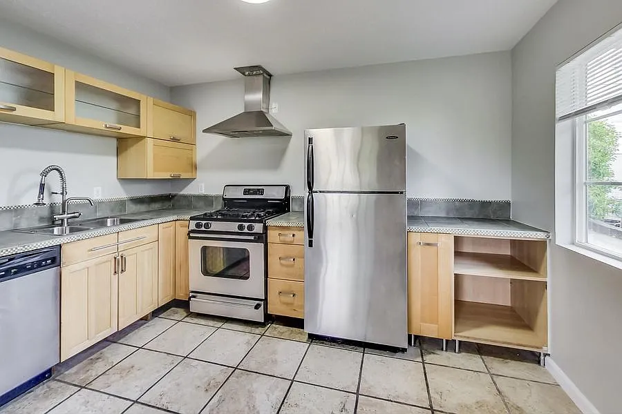 Modern and Sunny 2 Bedroom apartment ! — Photo 2