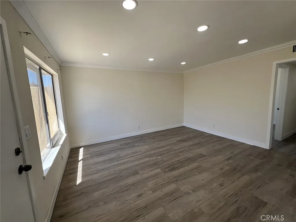 3 bed, 900 sqft, $3,100 — Photo 3