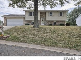 6 Parkwood Ct, Bethalto, IL 62010