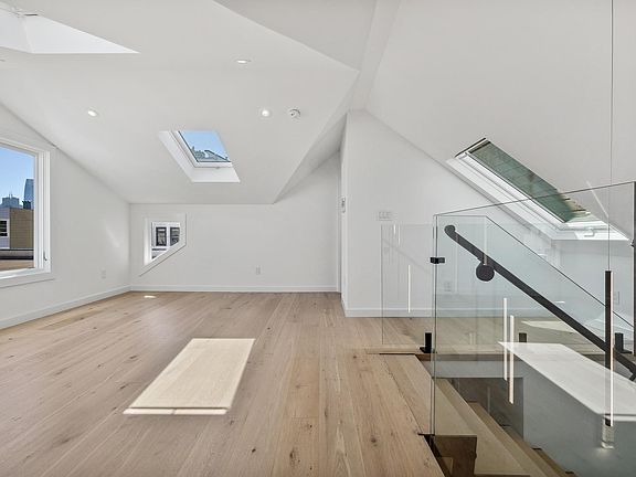 5th image of 939 Lombard St