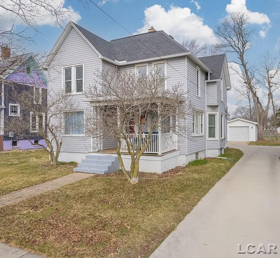 774 College Ave photo 1