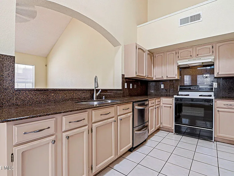 1936 Desert Sun Dr — Photo 40