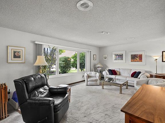 3rd image of 122 Jamie Ct