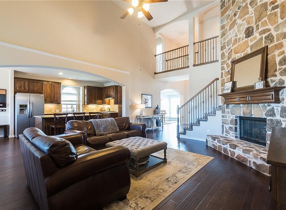 1st image of 725 Fairfax Ln