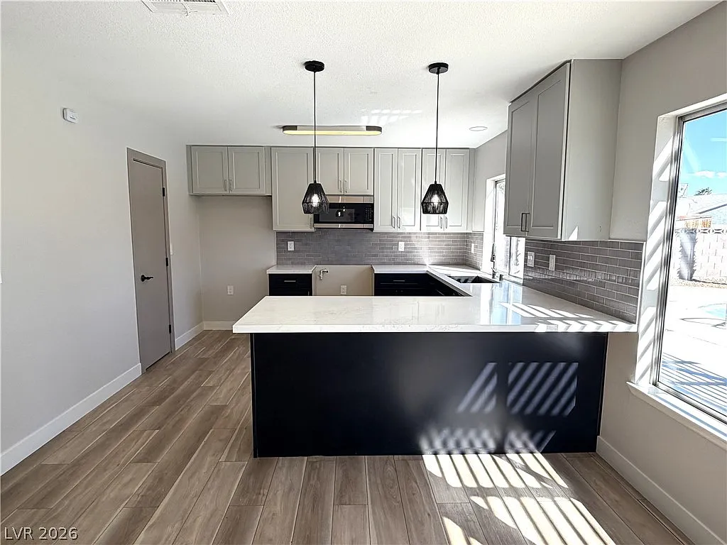 4 bed, 2.5 bath, 1975 sqft, $2,990 — Photo 3