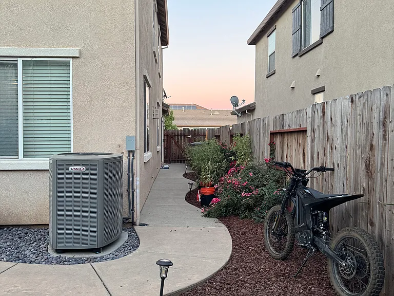 Woodford Ln — Photo 15