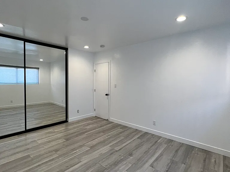 900 W College St #1-D — Photo 10