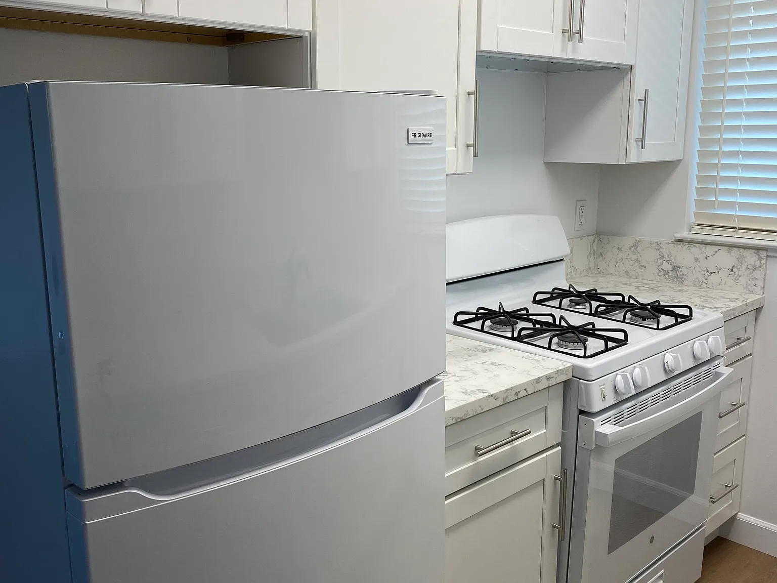 908 College Dr — Photo 2