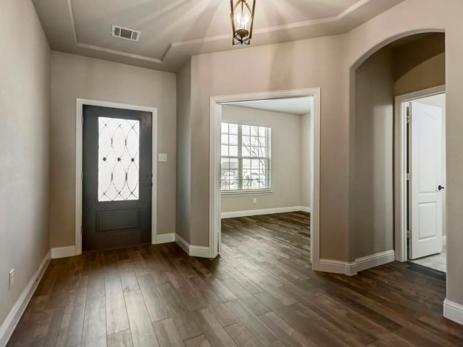 4 bed, 3.5 bath, 2850 sqft, $2,700 — Photo 2