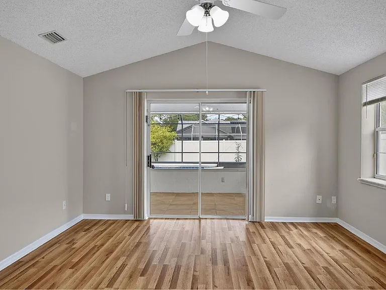 77 Folcroft Ln — Photo 32