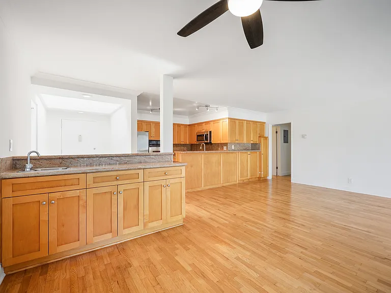 616 N Flores — Photo 10