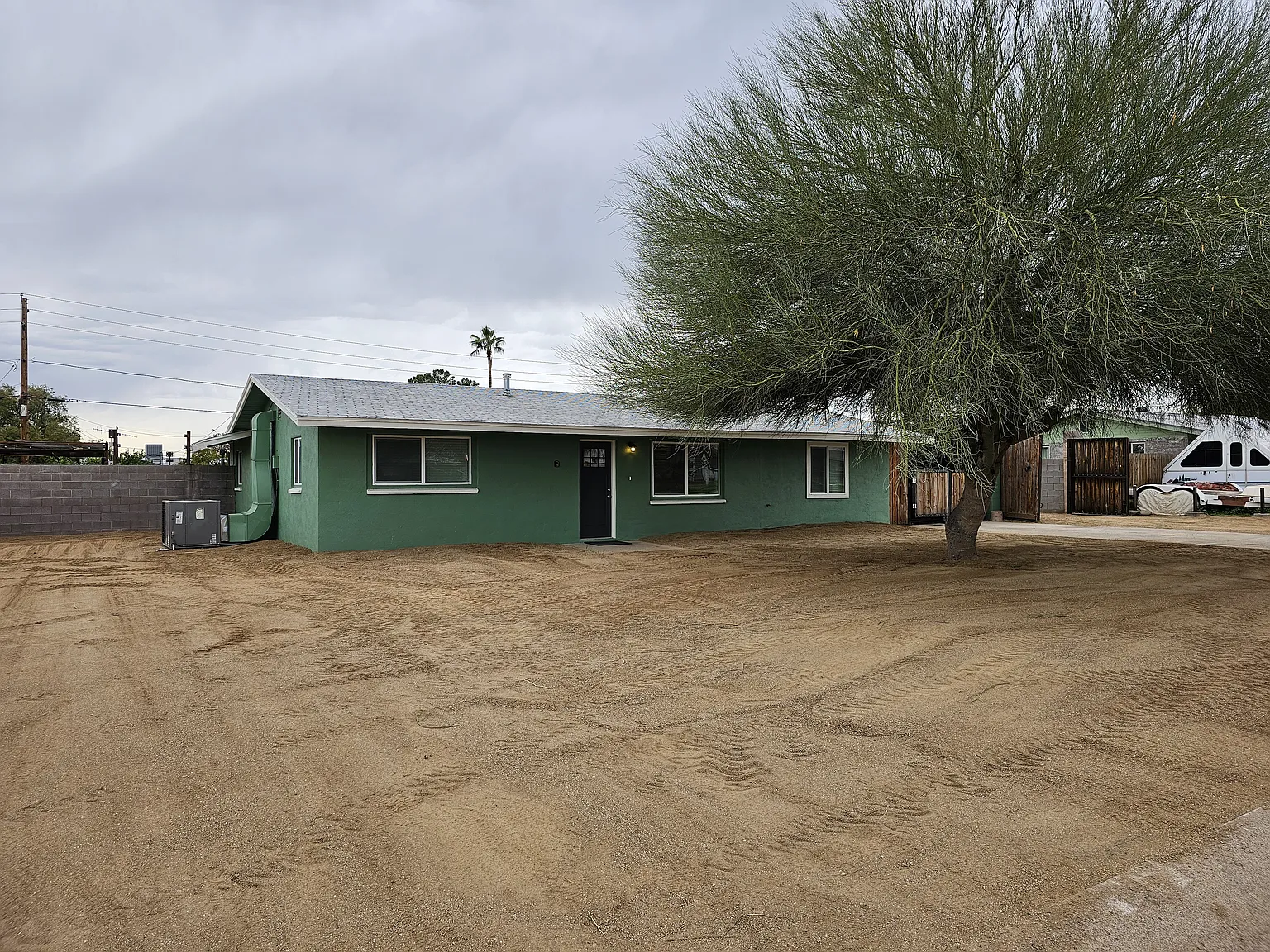 7 bed, 2115 sqft, $550 — Photo 1
