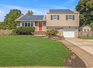 19 Tennyson Pl, Greenlawn, NY 11740