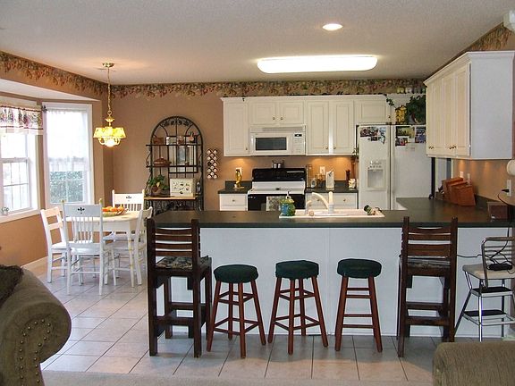 Large EIK, nook, tile,open to family room