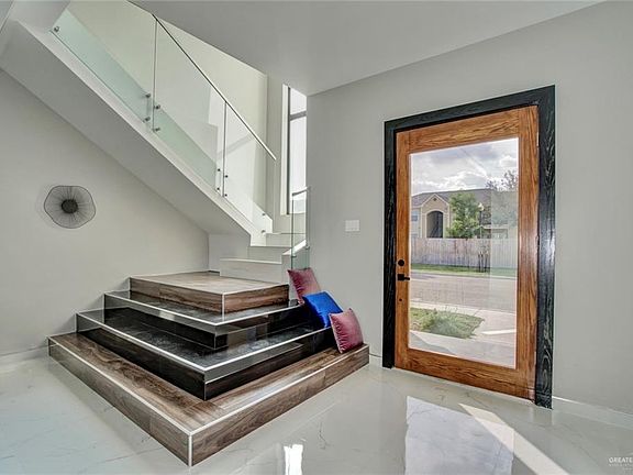 4th image of 909 Santa Lucia Cir