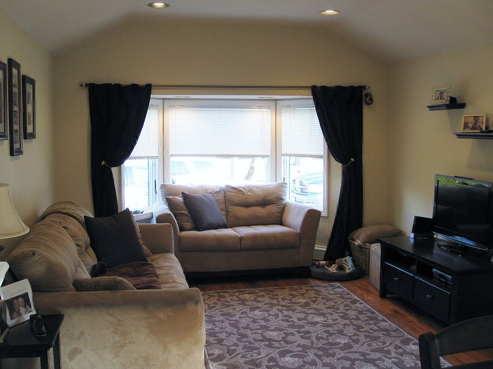 Den-Family Room w Bay Window
