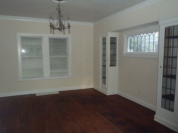 Built-ins in dining room