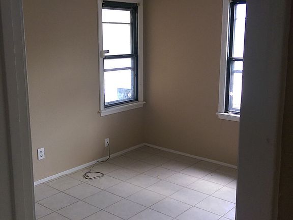 3rd image of 1321 NE 44th St