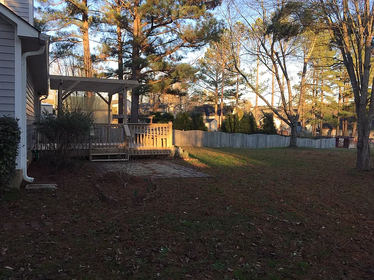 818 Bentley Dr — Photo 3