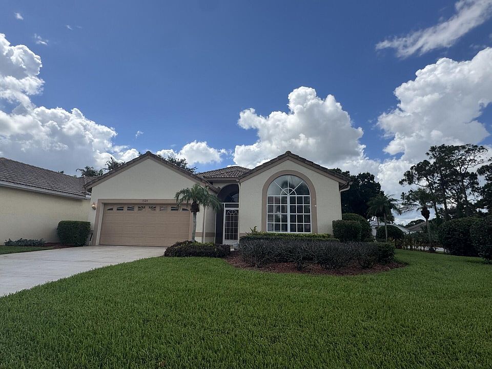 1st image of 1528 SE Holyrood Lane