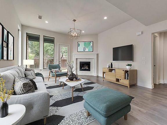 3rd image of 2209 Leslie Ln