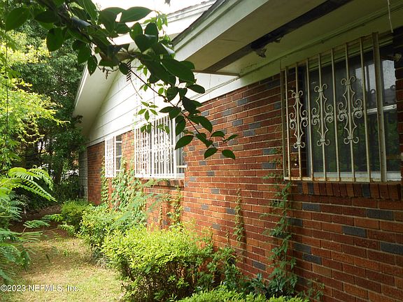 5th image of 512 HOWARD Avenue