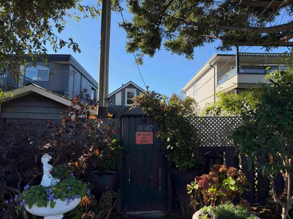 15582 Victoria Ave, White Rock, BC V4B 1H7