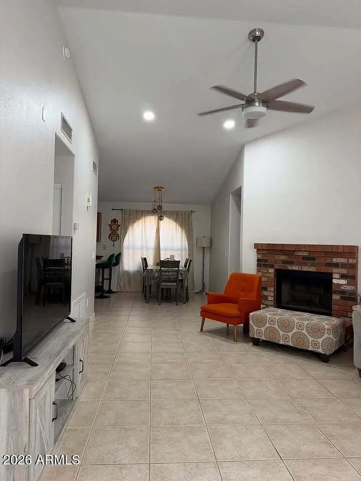 3 bed, 2.0 bath, 1412 sqft, $2,400 — Photo 3