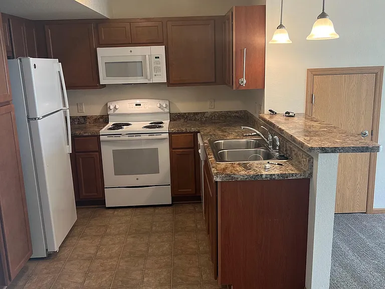 841 Stonecrop Dr — Photo 2