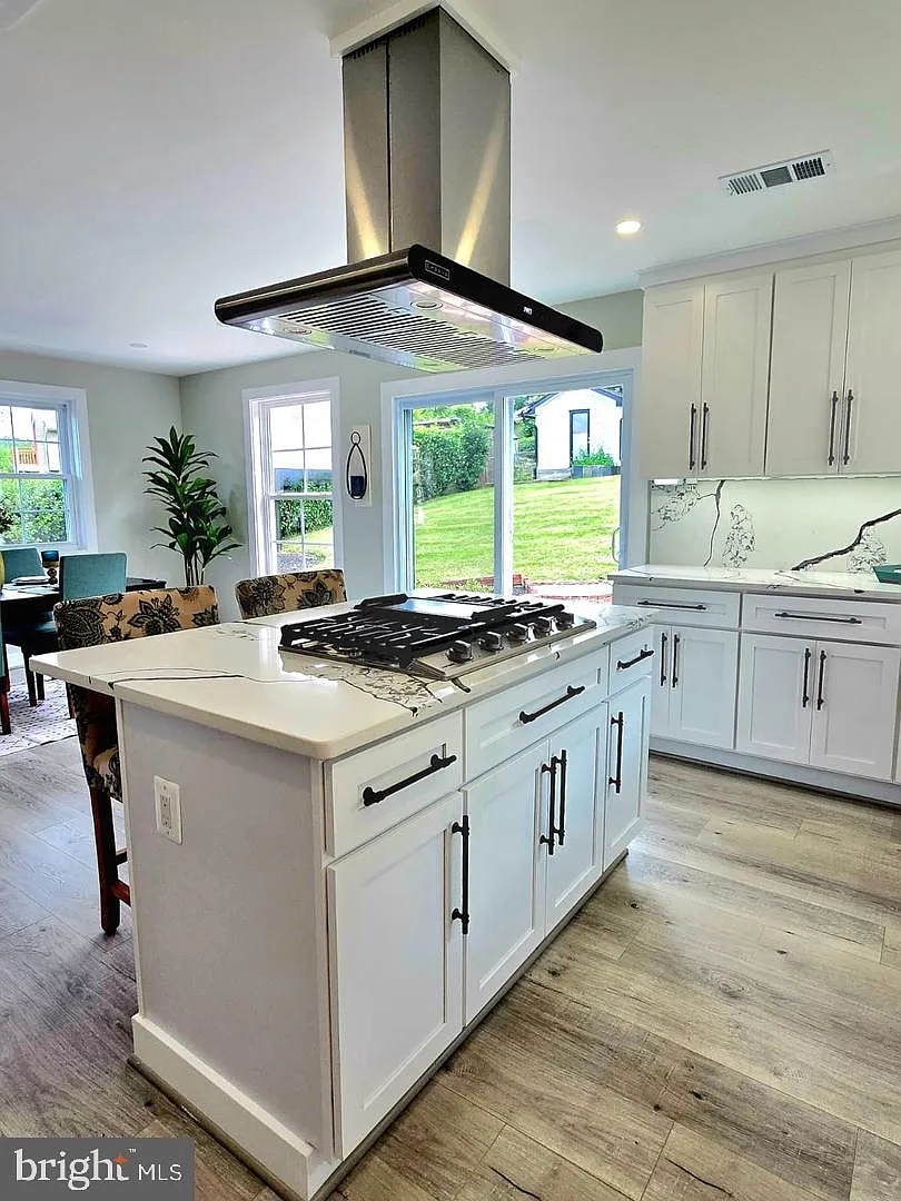 4 bed, 2.0 bath, 2500 sqft, $5,500 — Photo 4