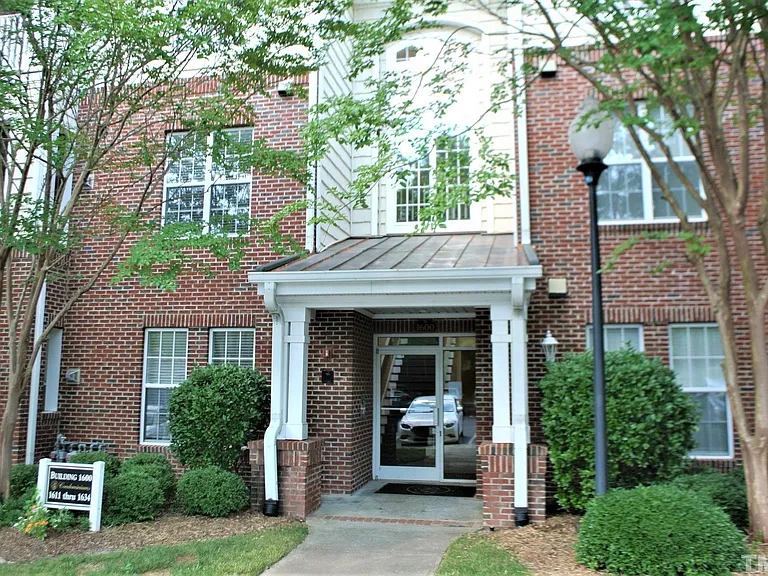 1621 Providence Glen Dr — Photo 1