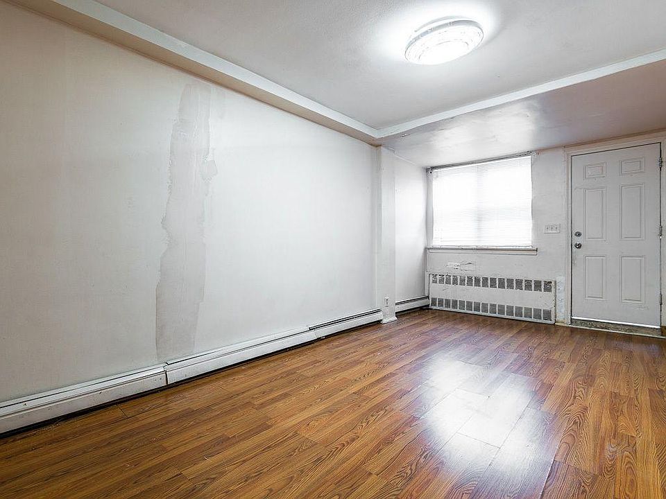 2nd image of 2062 E 9th St #2