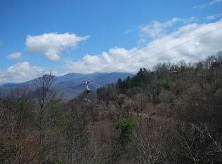 2030 Luzerne Dr, Gatlinburg, TN 37738