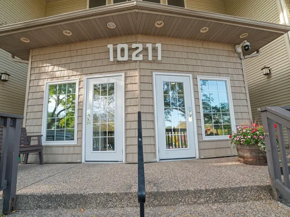 10211 Cedar Lake Rd APT 208, Minnetonka, MN 55305