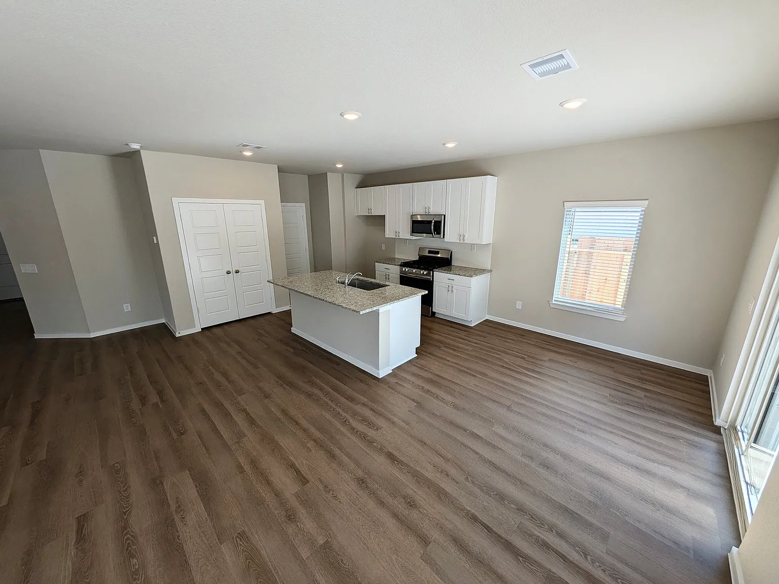4 bed, 2.5 bath, 2115 sqft, $2,200 — Photo 4