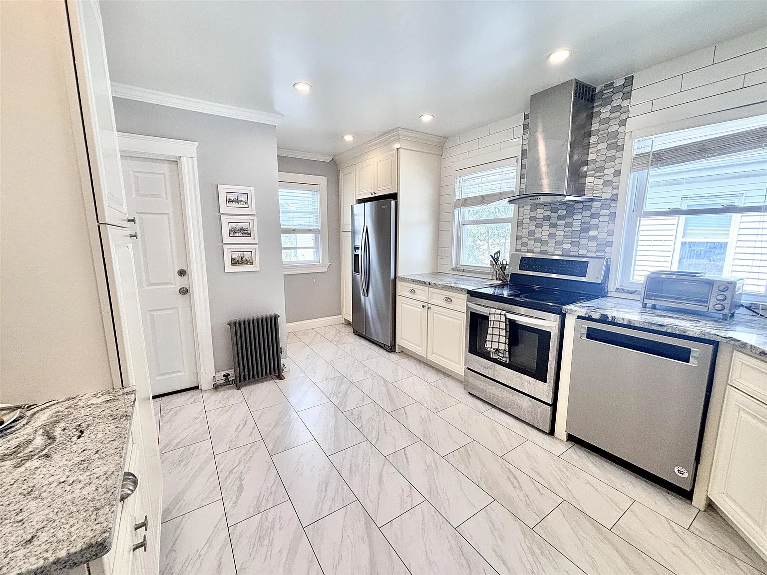 2 bed, 800 sqft, $3,600 — Photo 2