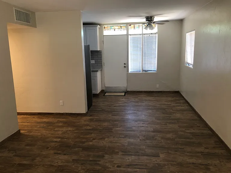 1035 E 9th St — Photo 5