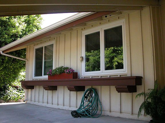 Upgraded dualpane vinyl windows throughout!