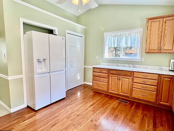 4th image of 916 Riverview Ln