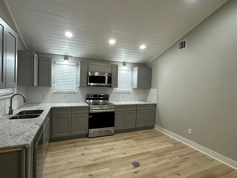 8223 Wallis St — Photo 10