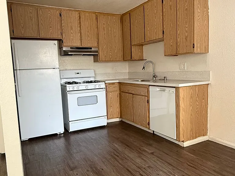 3440 Helix St — Photo 3