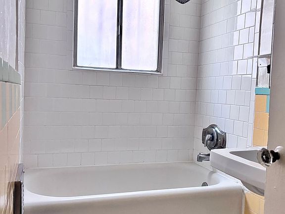 4th image of 418 N Hayworth Ave APT 1
