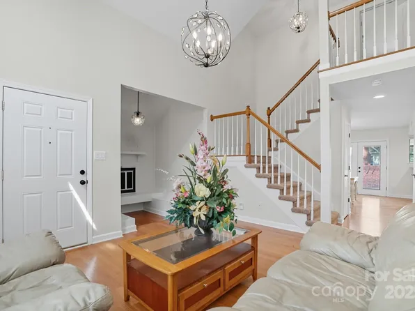 9221 N Vicksburg Park Ct, Charlotte, NC 28210