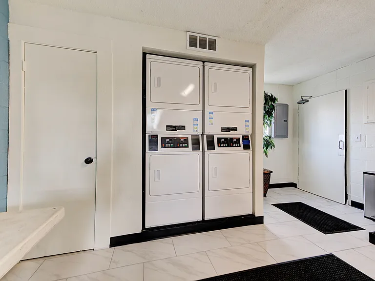 1325 W Lindsey St — Photo 23