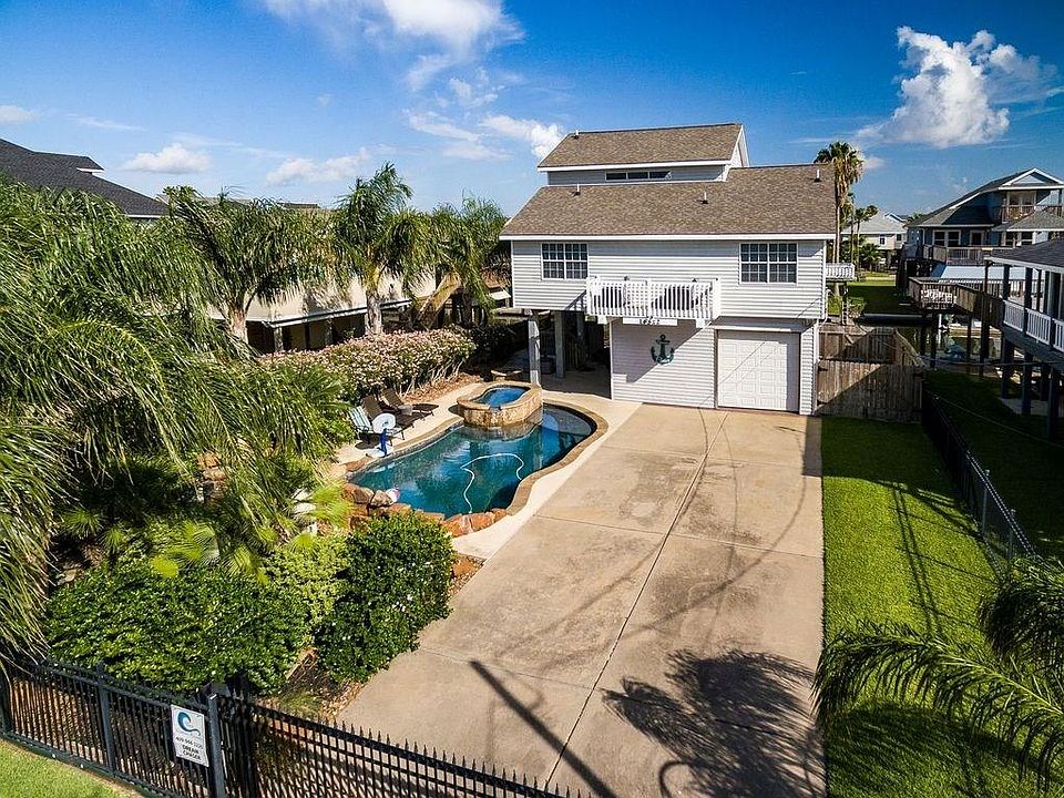 FRONT VIEW OF PROPERTY. NICE POOL FOR RELAXING.