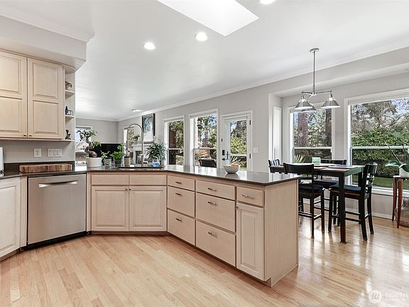 3rd image of 6976 Marymac Drive SW