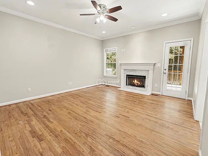 4 bed, 2.5 bath, 1967 sqft, $2,315 — Photo 3