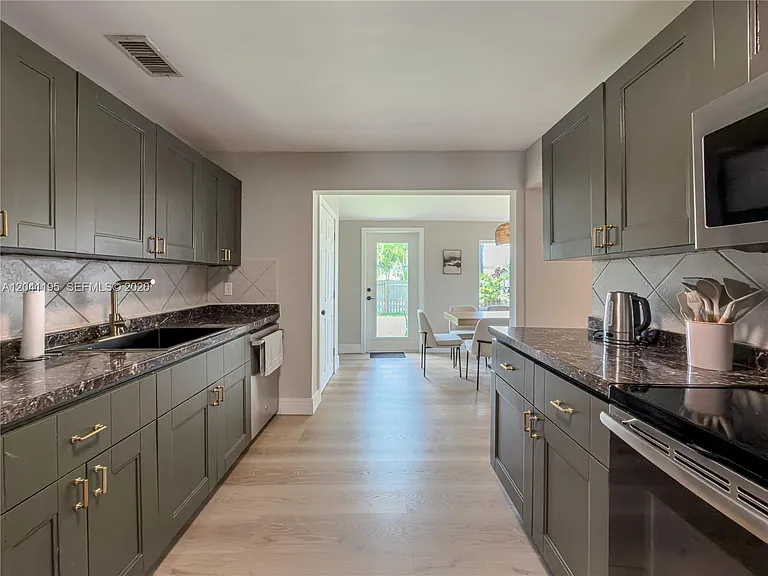 1813 SW 10th St — Photo 15