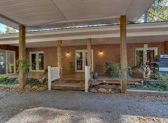 3rd image of 220 Dark Horse Ln
